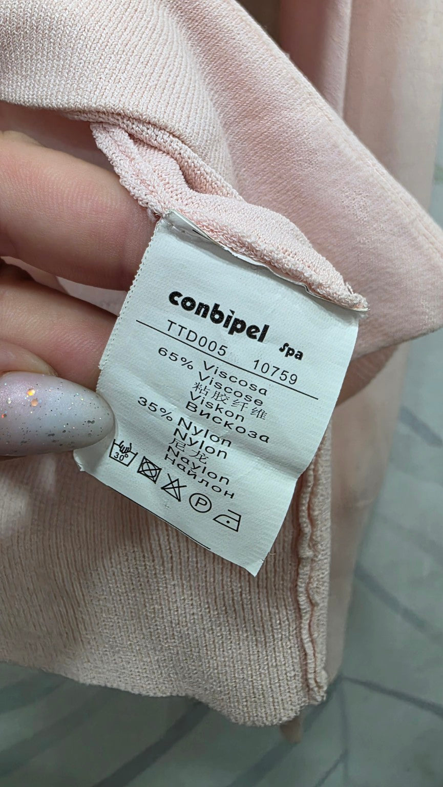 Etichetta composizione: 65% viscosa, 35% nylon