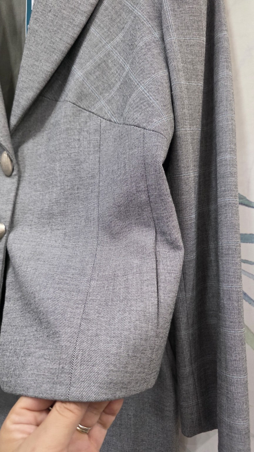 Dettaglio blazer Aja grigio e cuciture sagomate