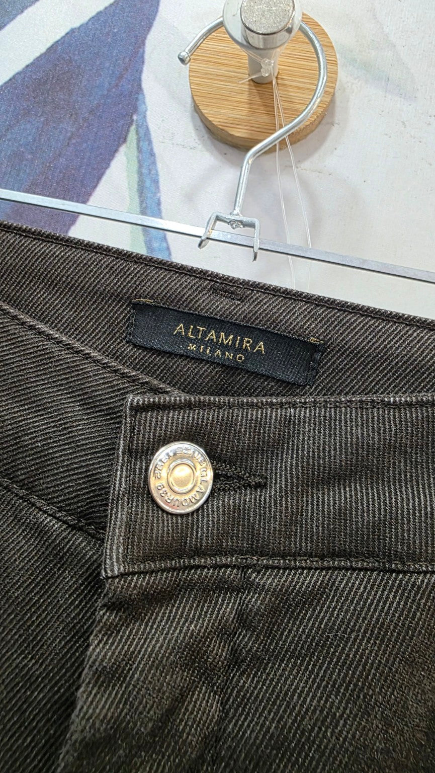 Dettaglio marchio Altamira Milano e bottone
