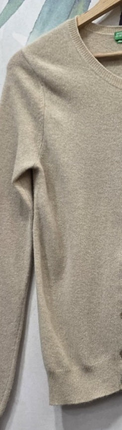 Dettaglio frontale cardigan Benetton beige in lana