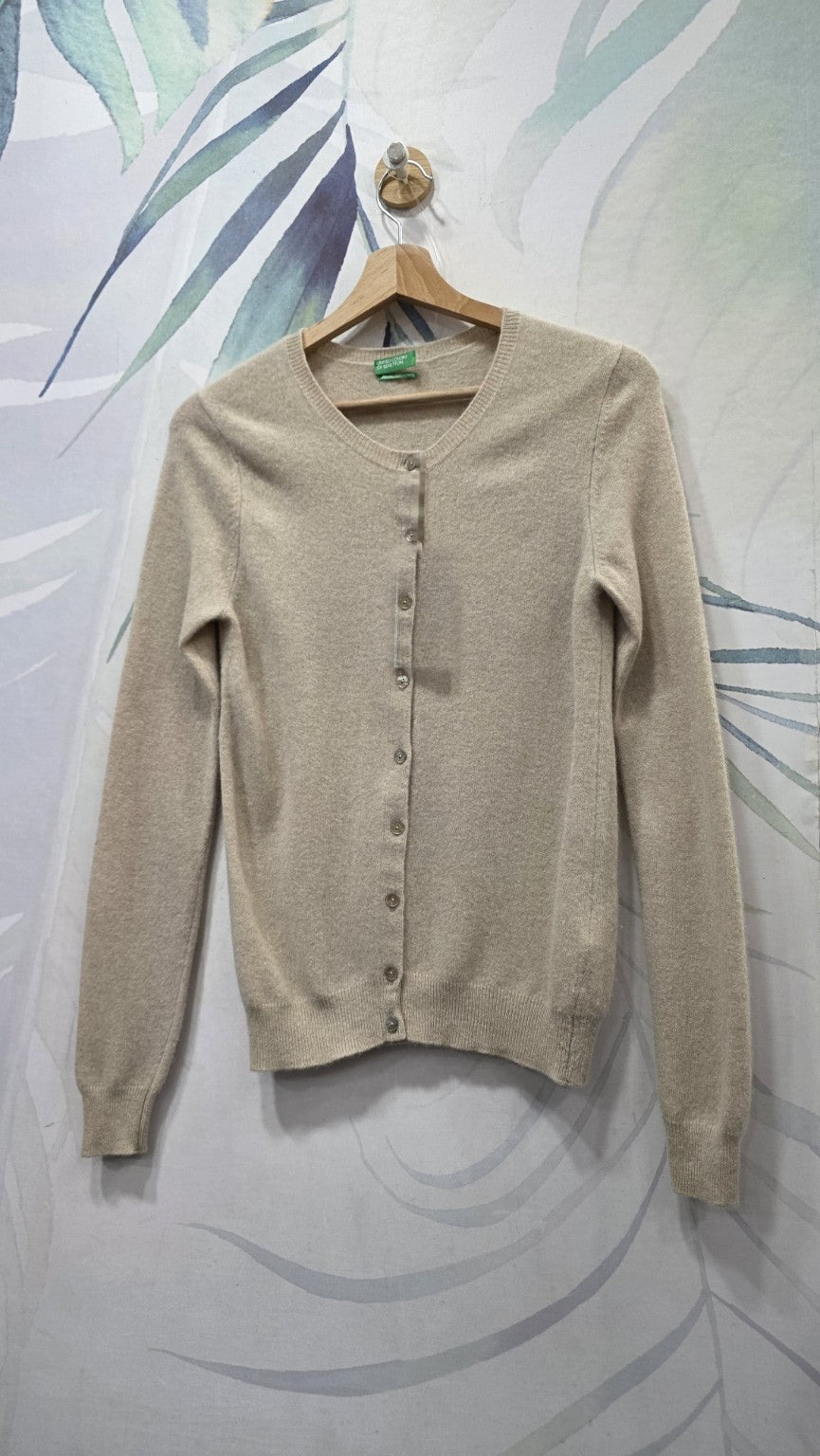 Vista frontale completa cardigan United Colors of Benetton beige in 100% lana vergine