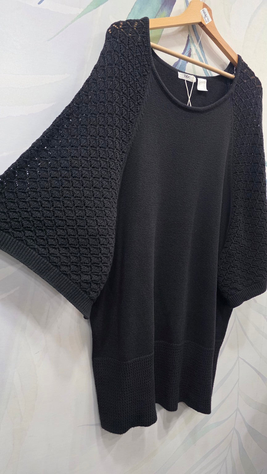 Maglia nera Bonprix, dettaglio delle maniche ampie con lavorazione traforata