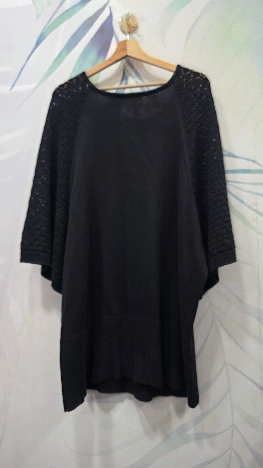 Maglia nera Bonprix con maniche traforate, vista posteriore