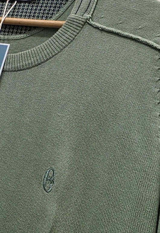 Dettaglio ricamo e lavorazione della maglia Conte of Florence