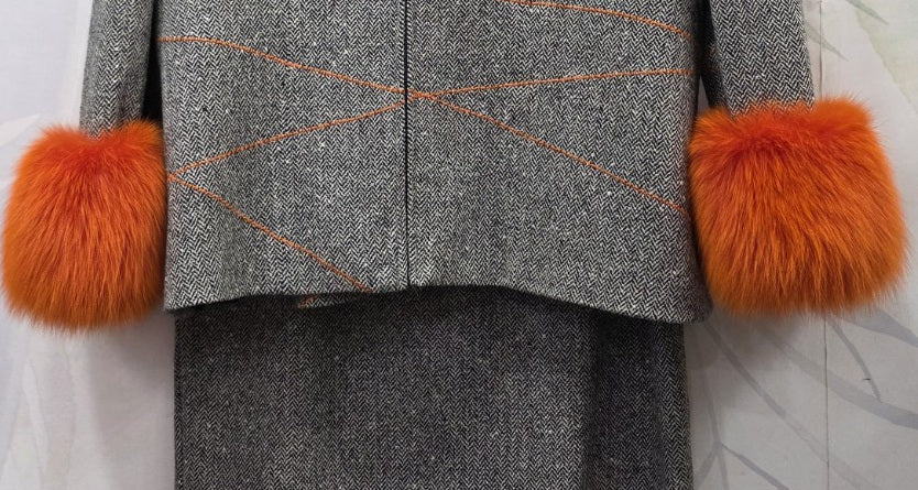 Dettaglio polsini in vera pelliccia di volpe arancione