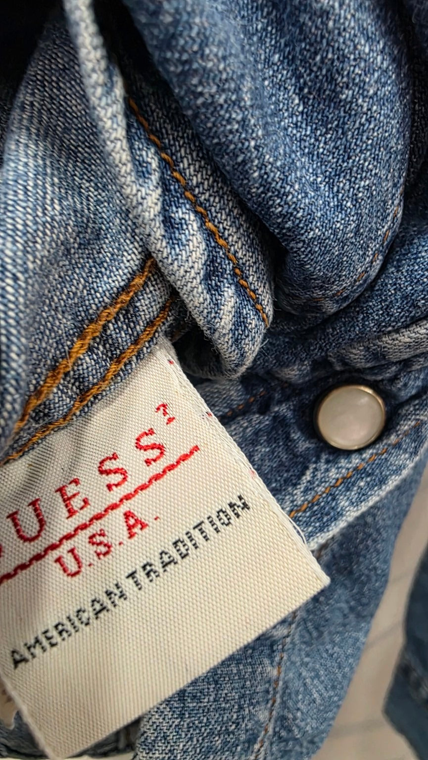 Etichetta interna GUESS U.S.A. American Tradition della camicia in denim