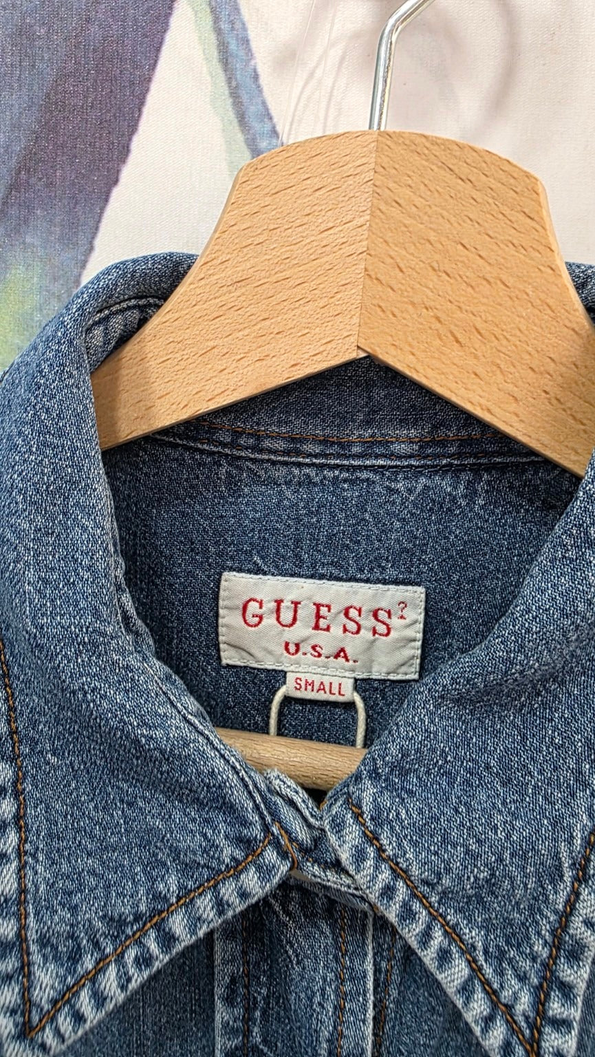 Etichetta GUESS U.S.A. con taglia Small della camicia in denim