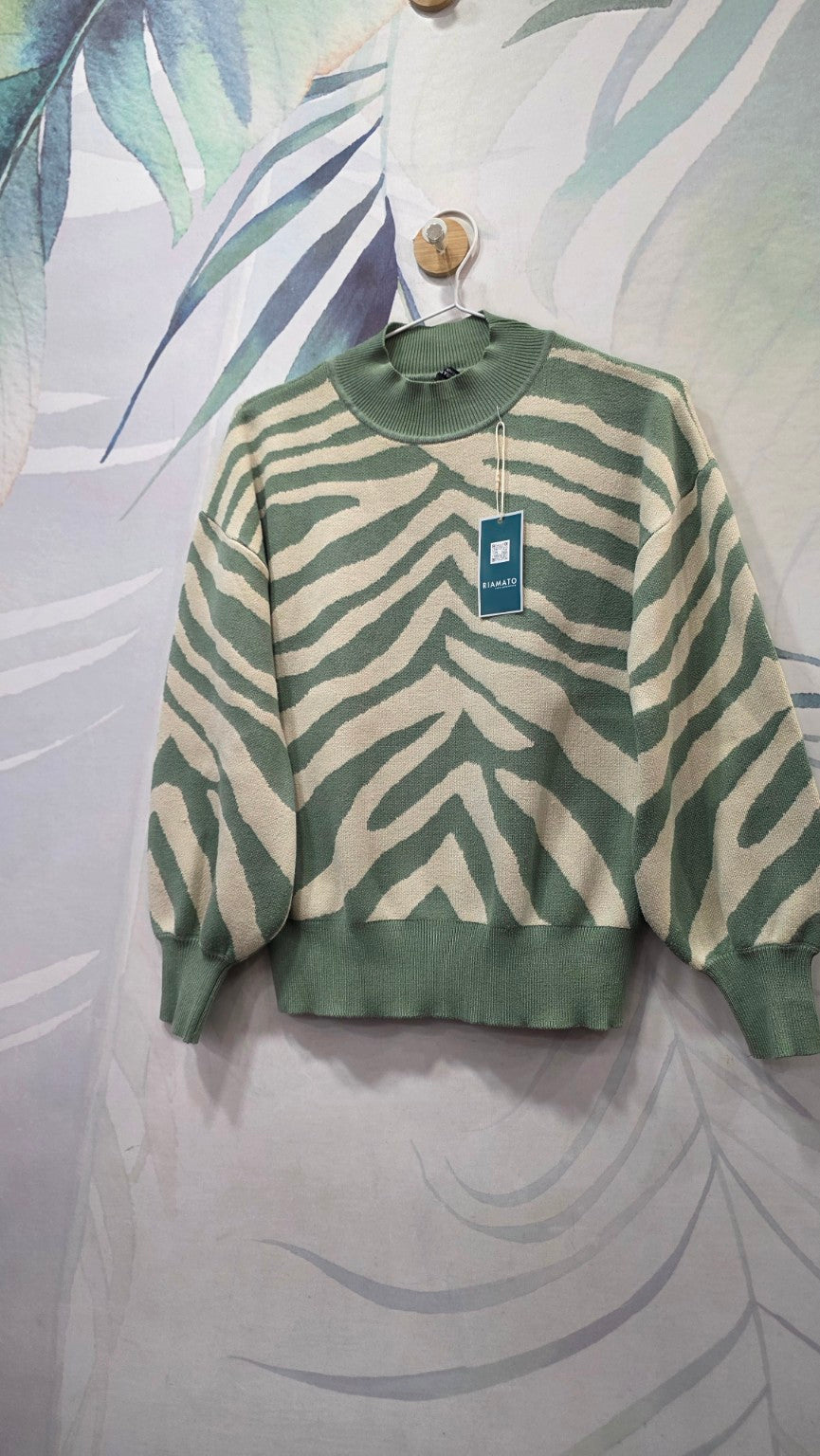 Maglioncino Laura Torelli verde e beige con fantasia zebrata, vista frontale
