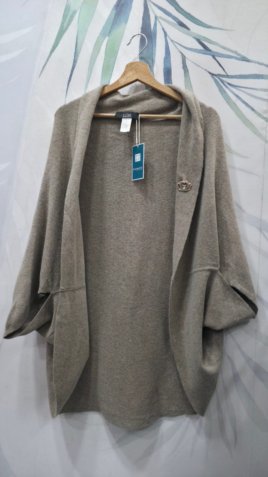 Coprispalle LDA beige tortora con spilla in omaggio, vista frontale intera