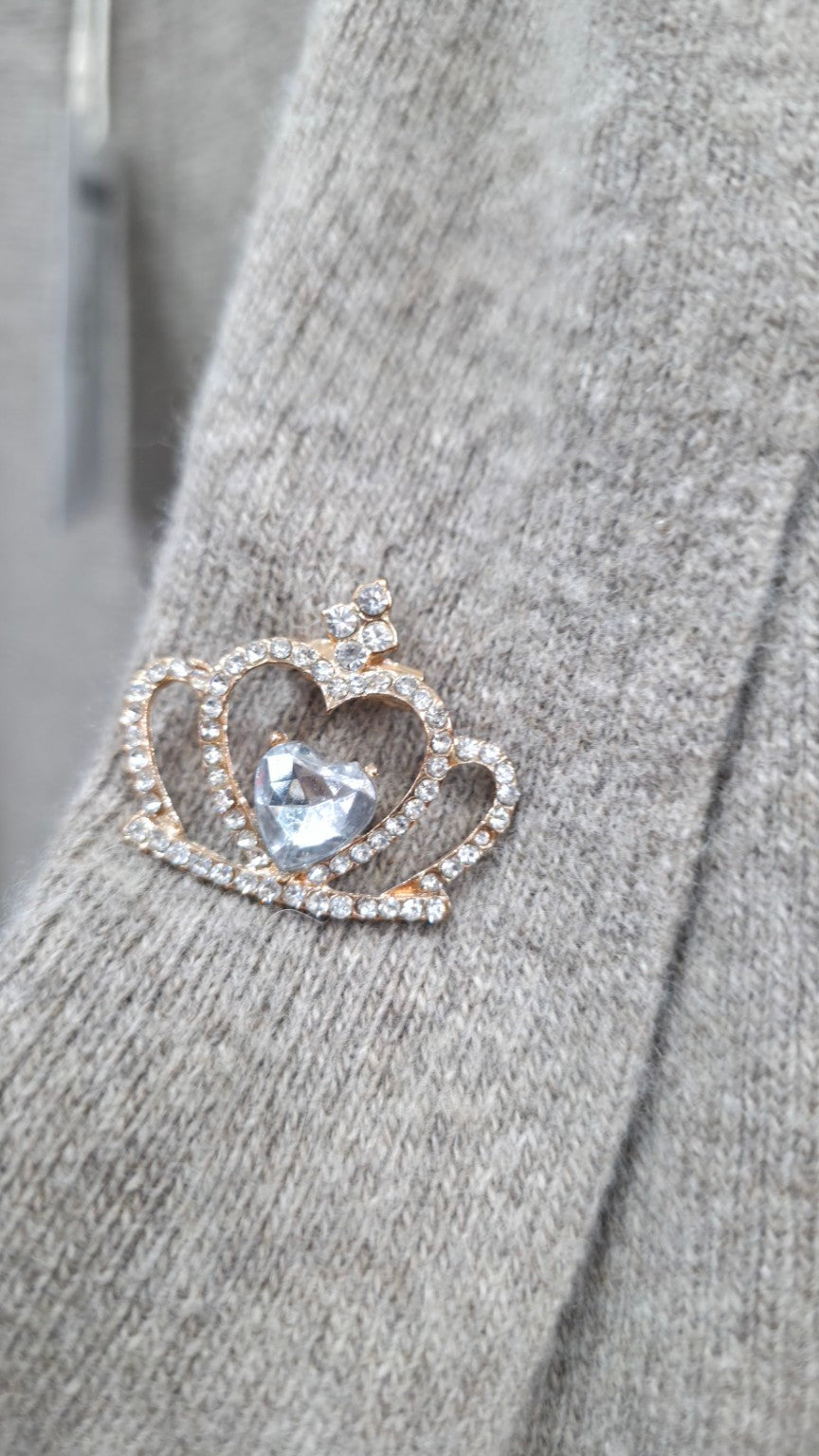 Spilla a corona con strass inclusa in omaggio con il coprispalle LDA
