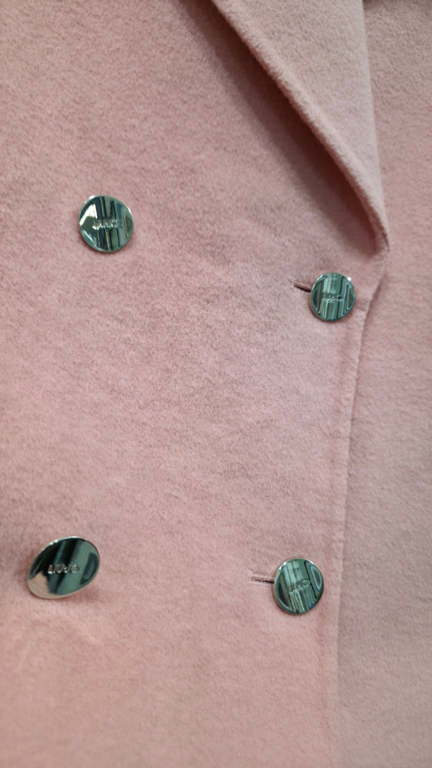 Dettaglio reale dei quattro bottoni metallici e del tessuto rosa Liu Jo