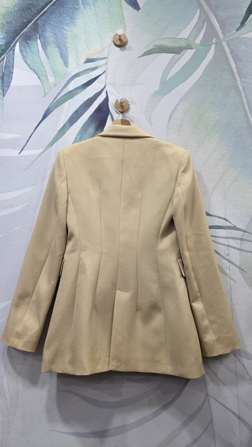Retro del blazer Massimo Dutti beige con linea sagomata