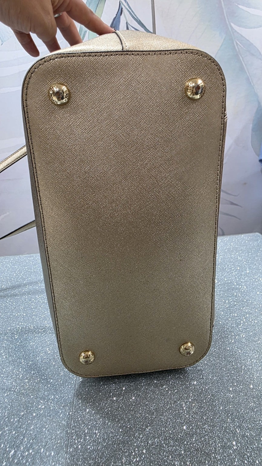 Fondo della borsa Michael Kors oro con piedini metallici