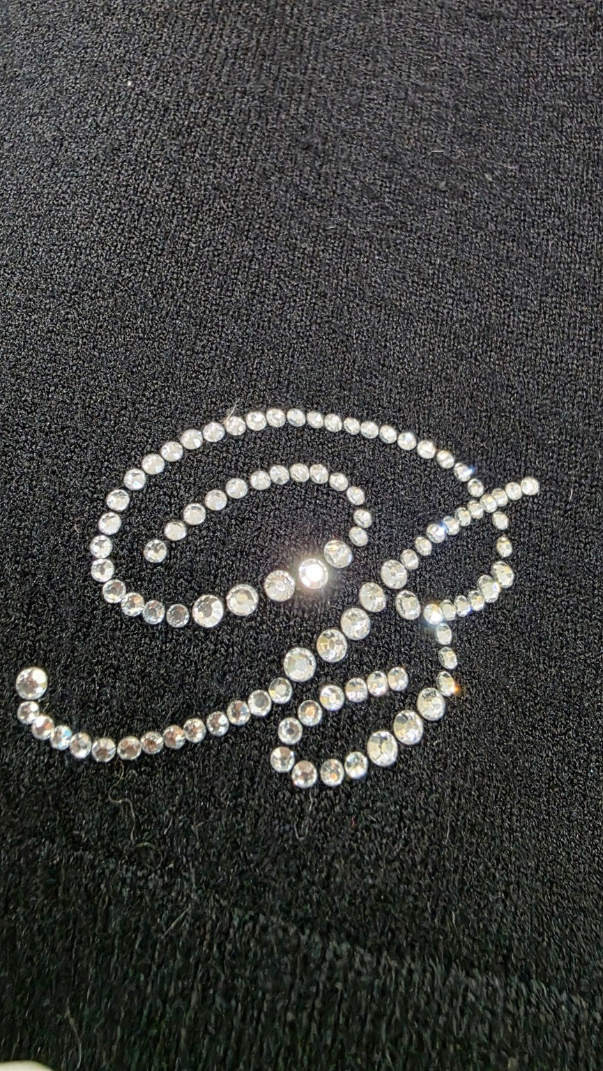 Dettaglio monogramma B con strass sul cardigan Miss Blumarine