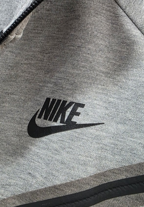 Logo Nike nero sul petto della felpa Tech Fleece