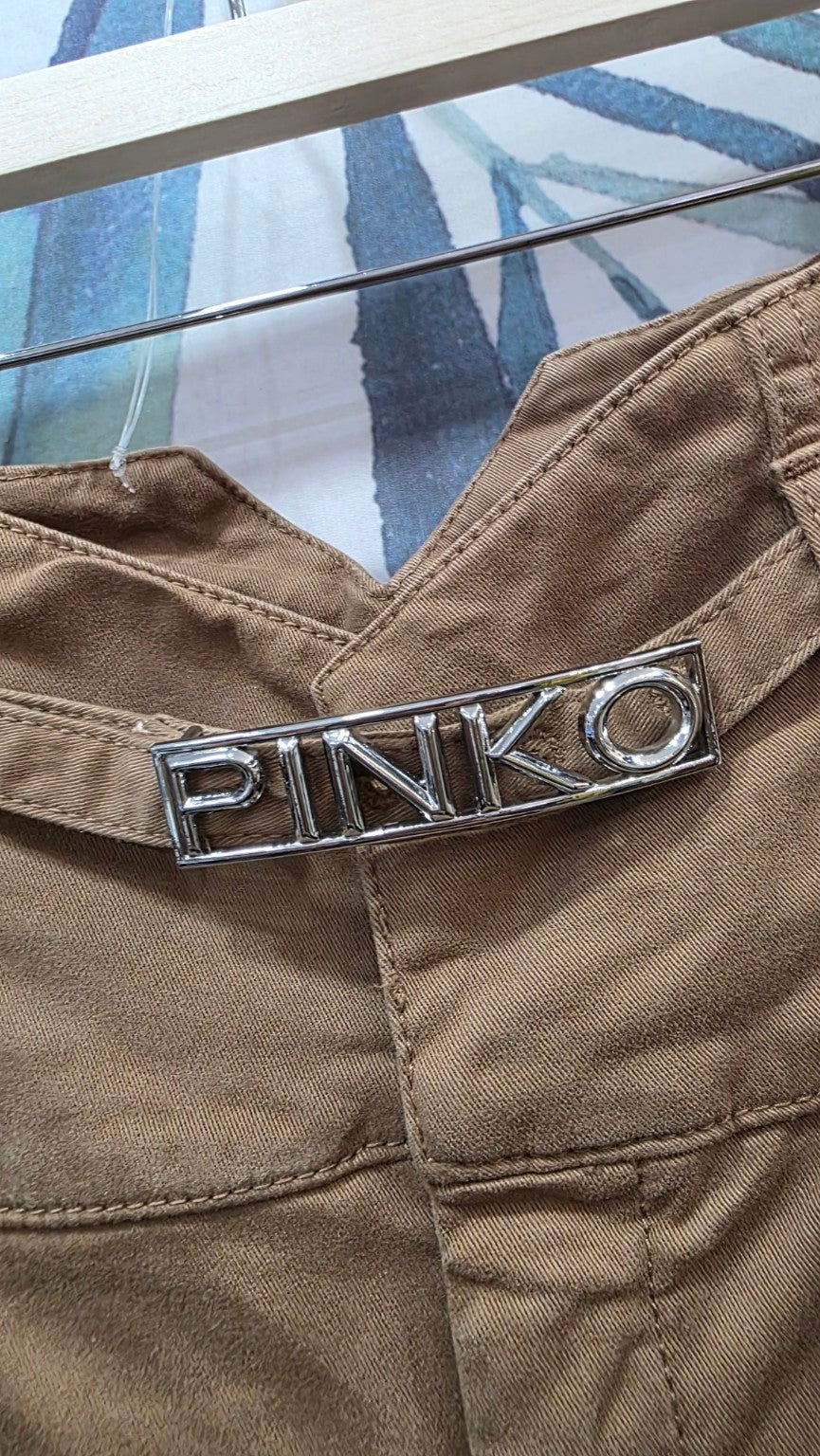 Dettaglio della fibbia argentata PINKO e della cintura in gabardina