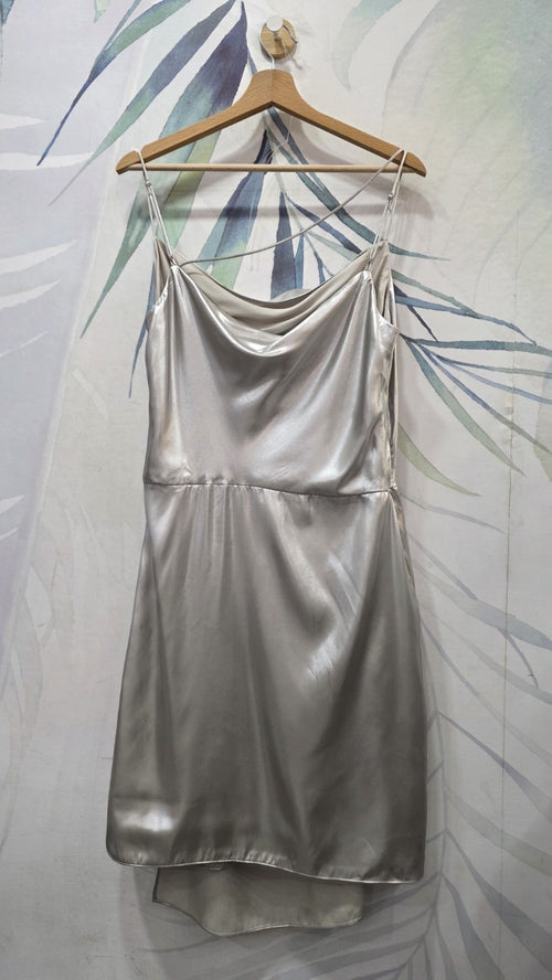 Abito argento metallizzato con scollo drappeggiato visto davanti