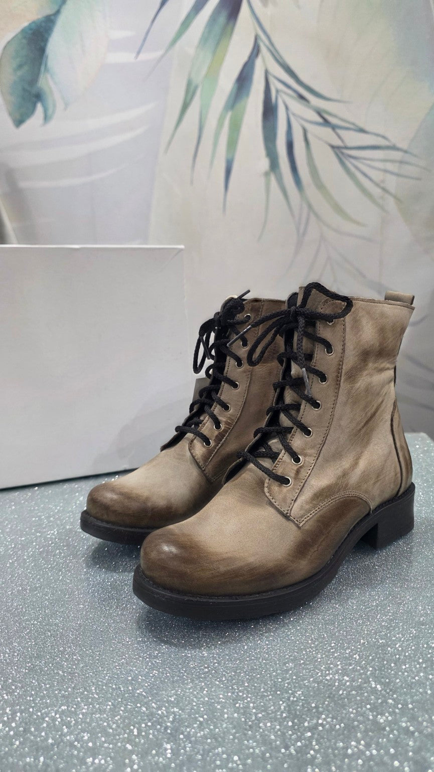 Anfibi in pelle nabuk taupe – coppia vista frontale
