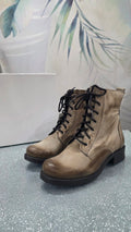 Anfibi in pelle nabuk taupe – coppia vista frontale