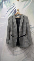 Blazer H&M in principe di Galles grigio, vista frontale, cintura in omaggio