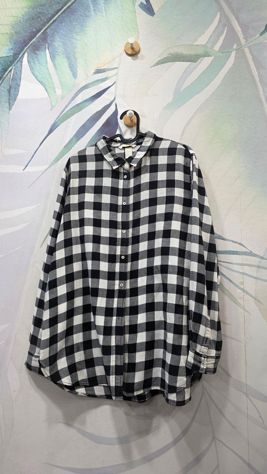 Camicia H&M a quadri bianco e nero taglia 44, foto intera