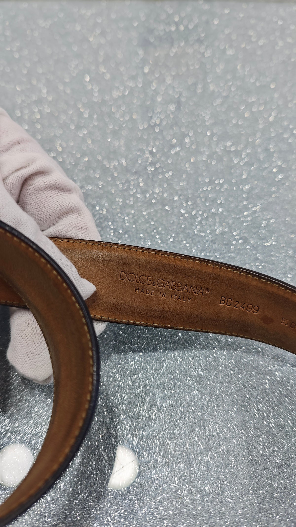 Marchio Dolce&Gabbana Made in Italy e codice BC2499 impressi all'interno