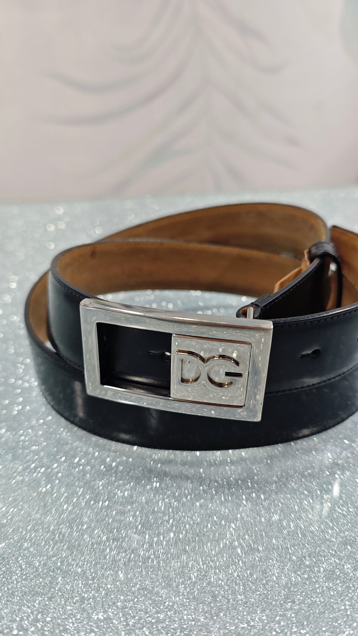 Cintura Dolce&Gabbana nera con fibbia DG argentata, vista d'insieme