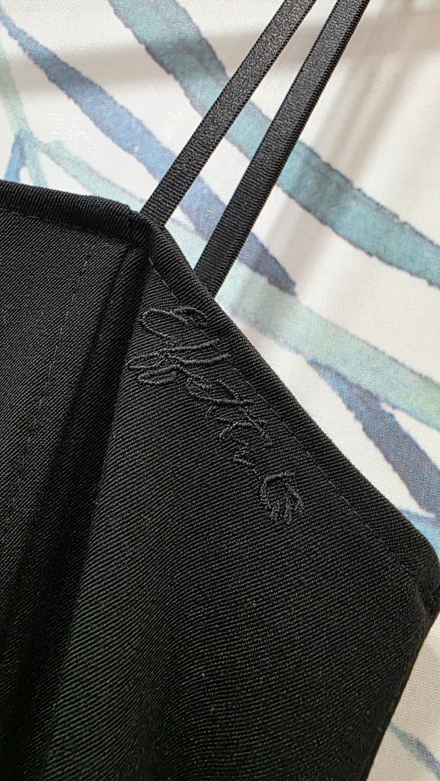 Dettaglio ricamo e spalline abito nero Effetti Moda