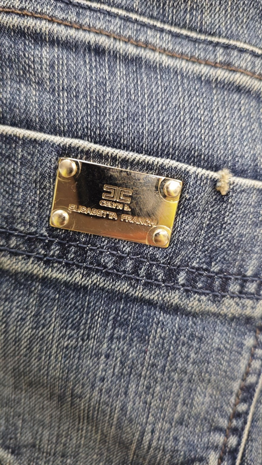 Placca metallica Elisabetta Franchi sul denim