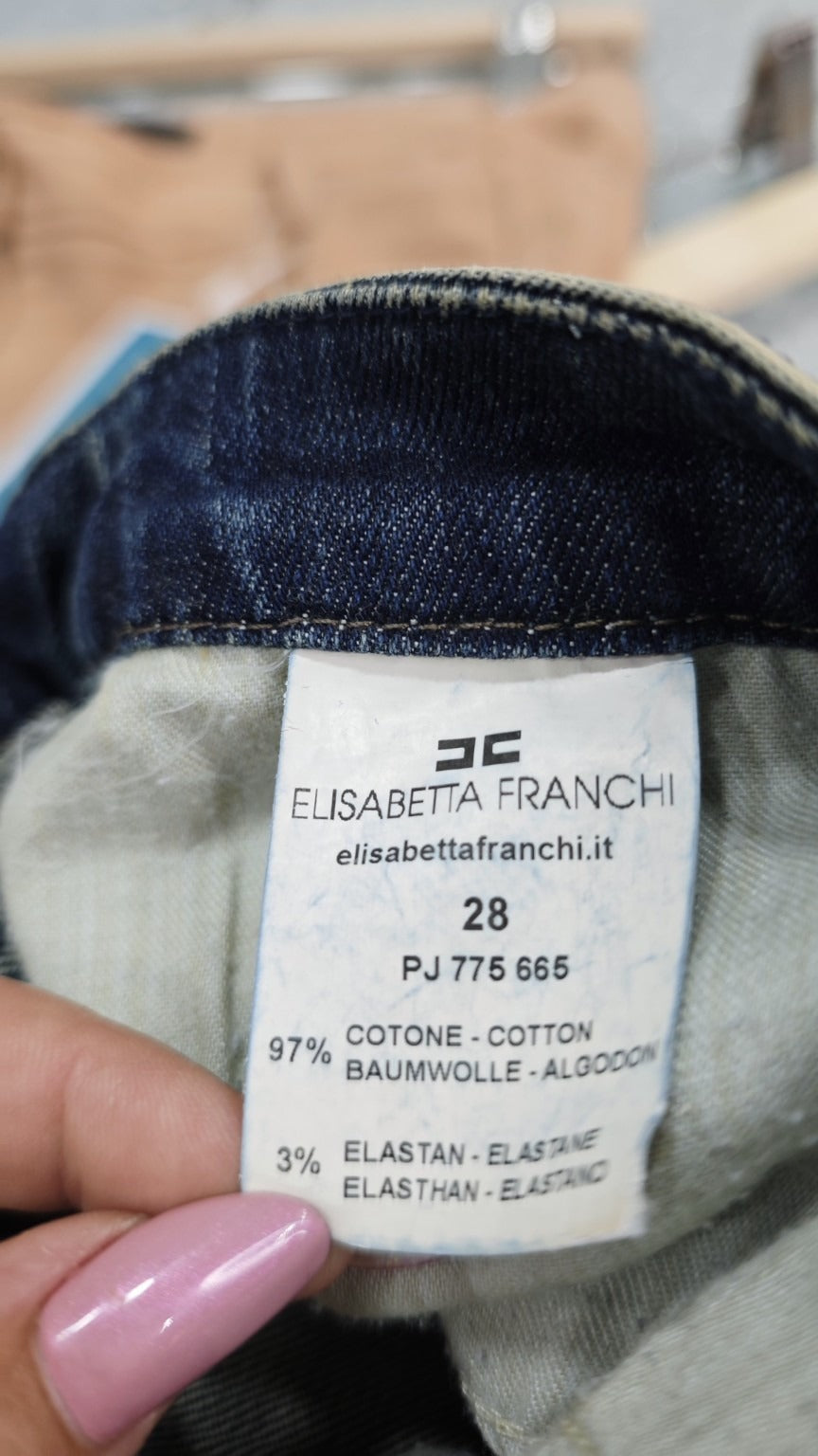 Composizione 97% cotone e 3% elastan su etichetta originale