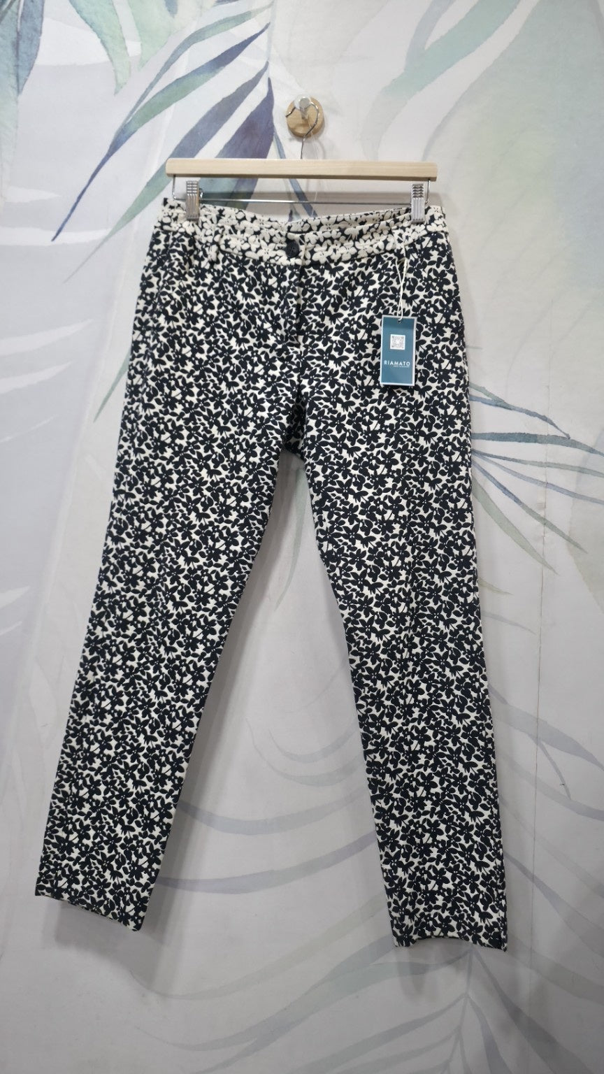 Pantaloni EMME Marella a fantasia floreale bianco e nero, taglia 42, vista intera frontale