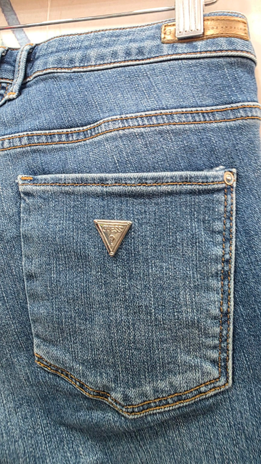 Tasca posteriore con logo triangolare Guess