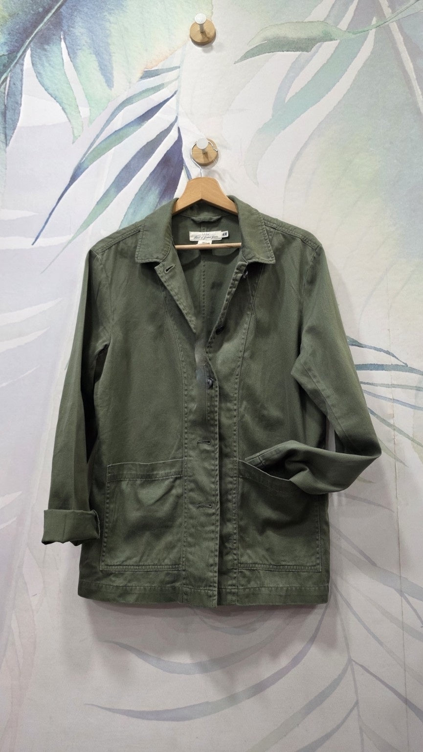 Giacca H&M L.O.G.G. verde oliva fotografata frontalmente per intero