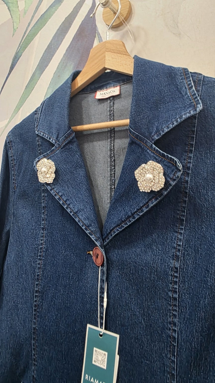 MAX&Co. dettaglio rever e spille fiore in omaggio