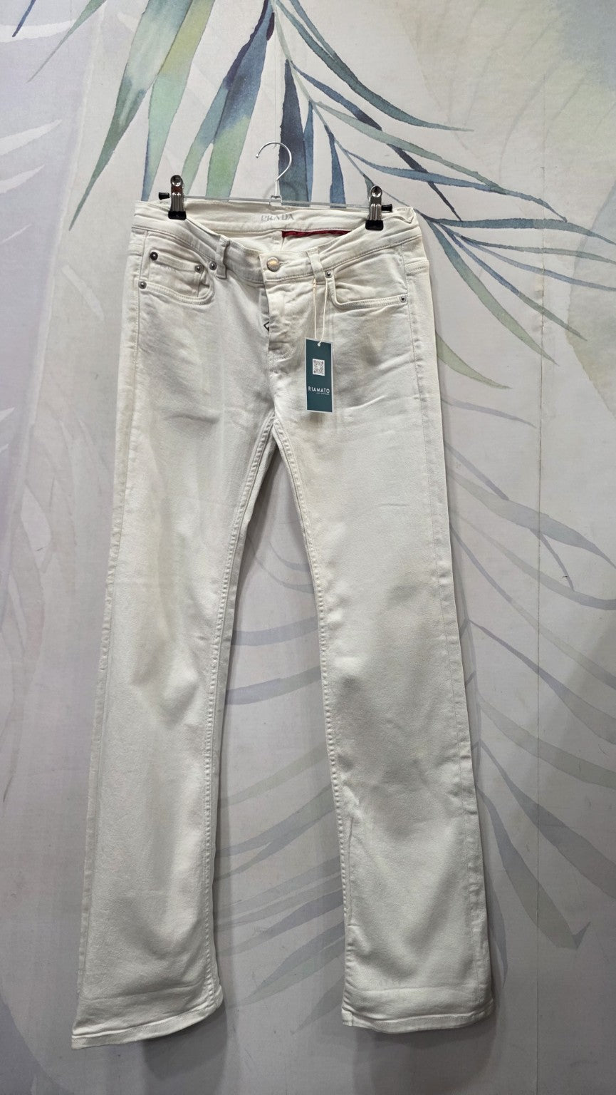 Pantaloni Prada bianchi vista intera frontale