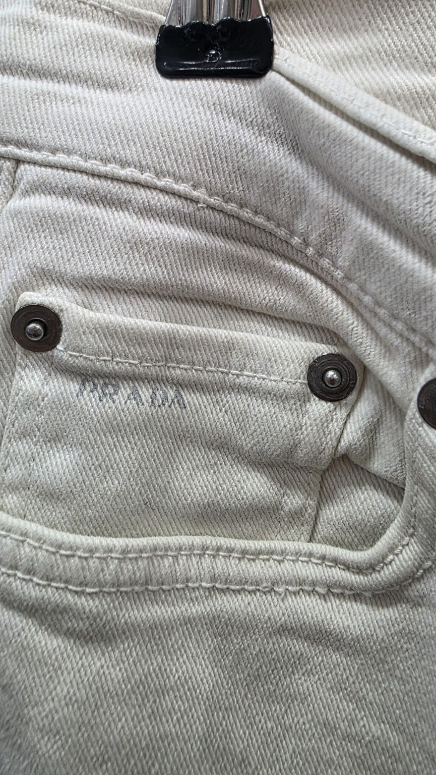 Pantaloni Prada taschino frontale marchiato