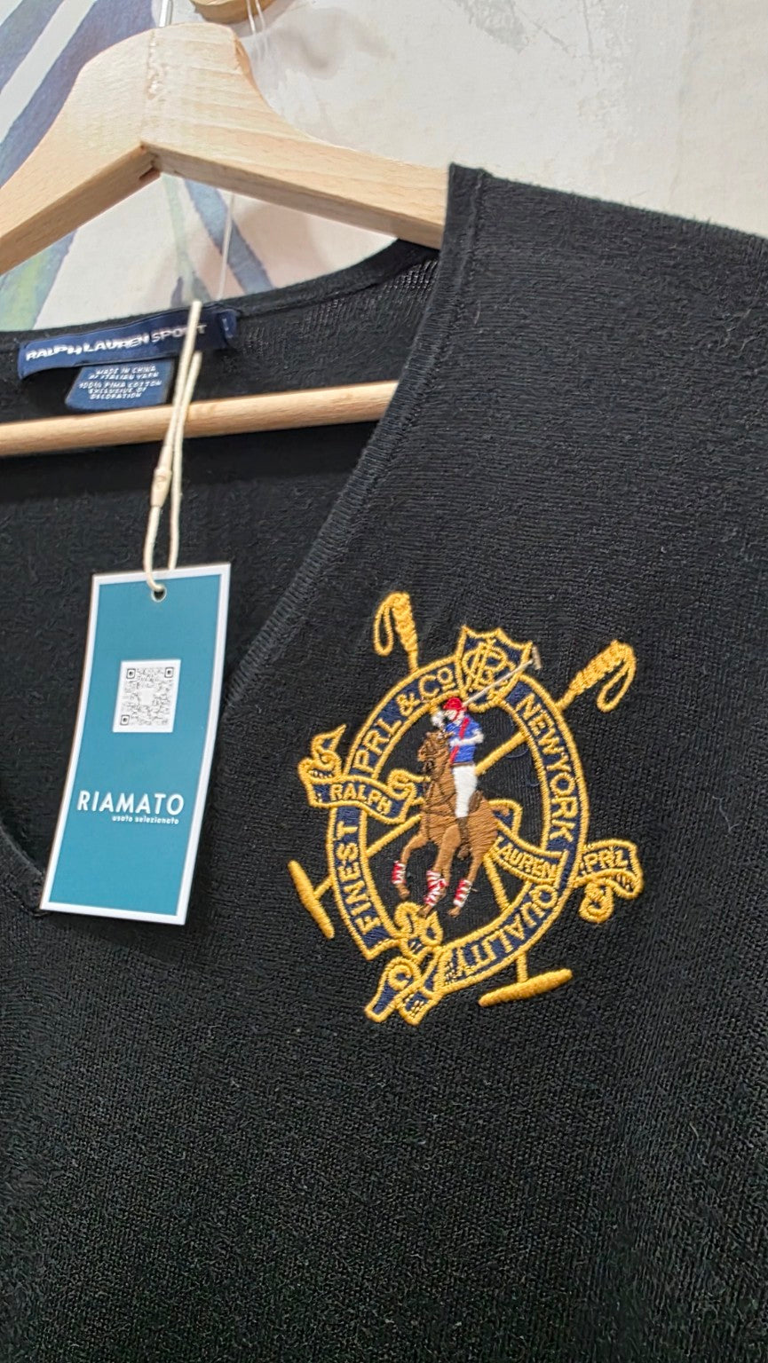 Dettaglio dello stemma ricamato sulla maglia Ralph Lauren Sport