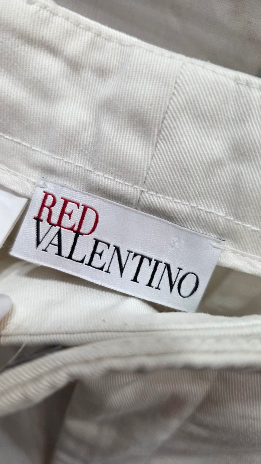 Etichetta del marchio RED Valentino dei pantaloni