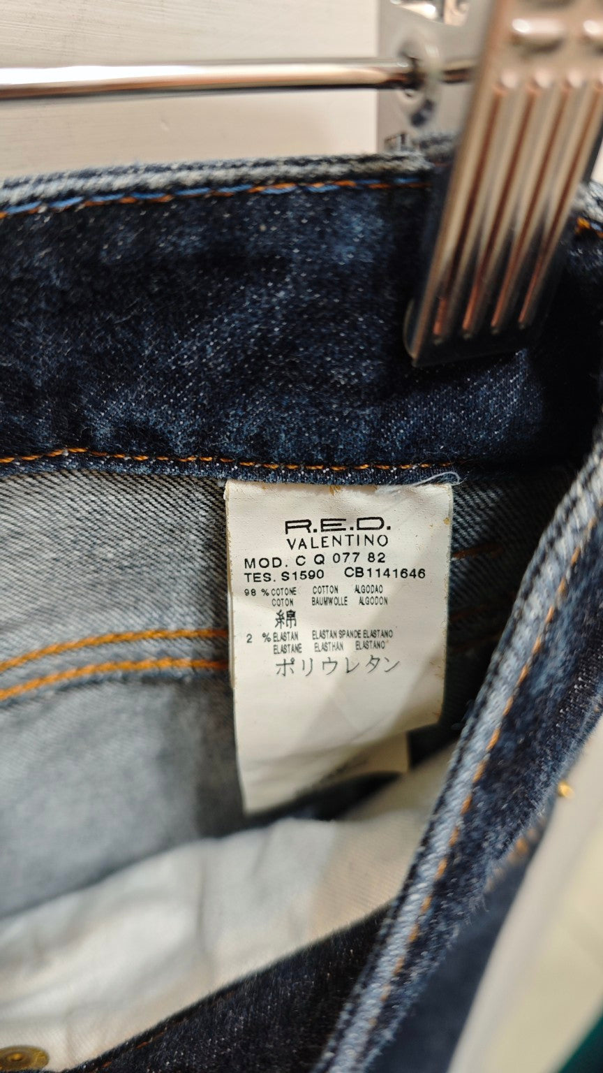 Etichetta composizione denim: 98% cotone e 2% elastan