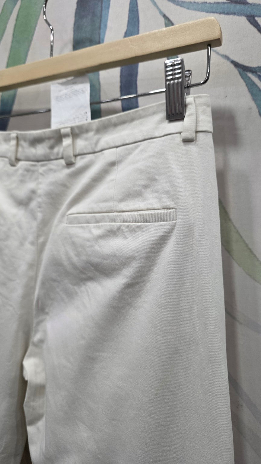 Dettaglio tasca posteriore a filetto dei pantaloni RED Valentino