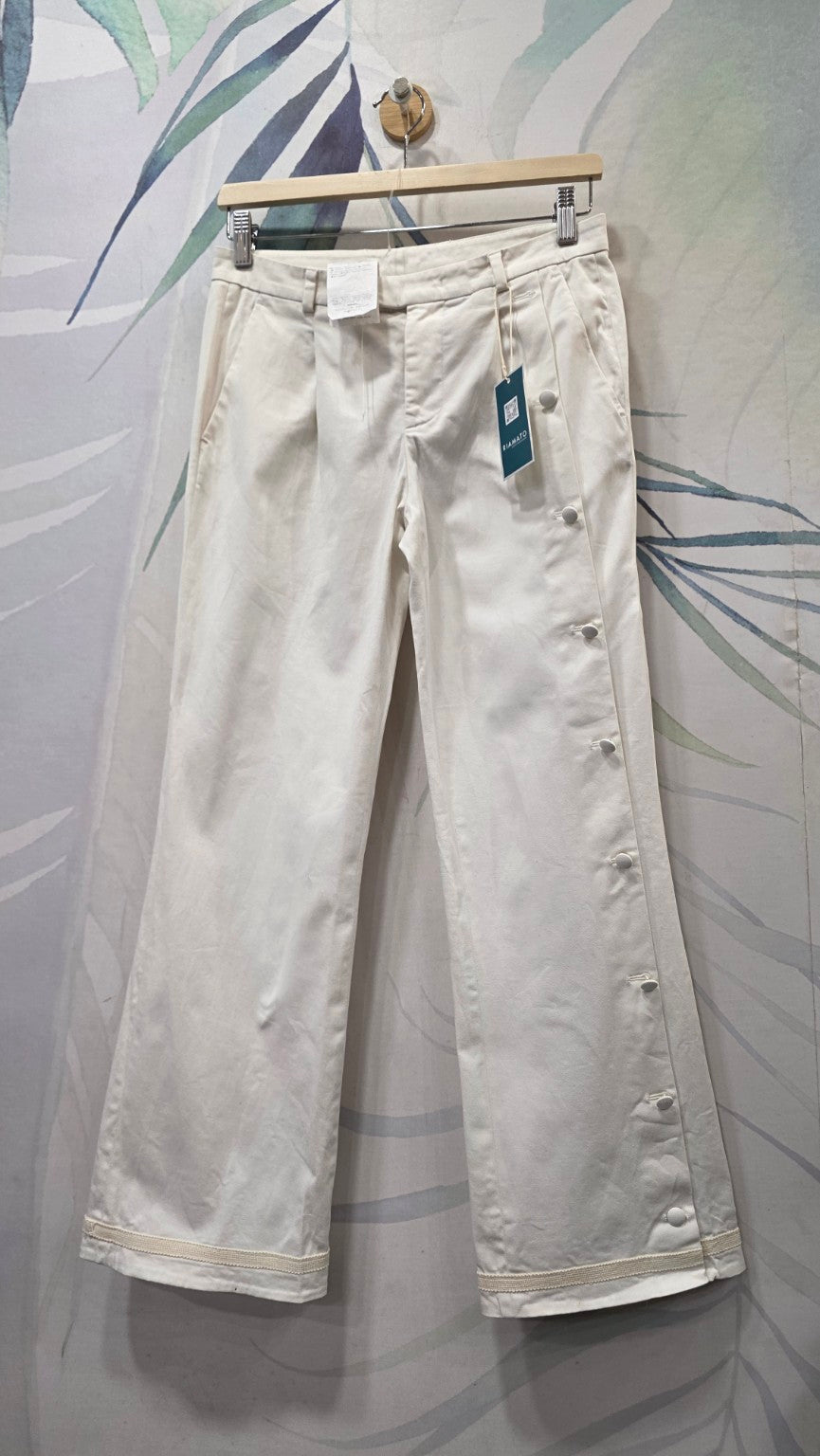 Pantaloni RED Valentino avorio, taglia 38, vista anteriore con bottoni rivestiti