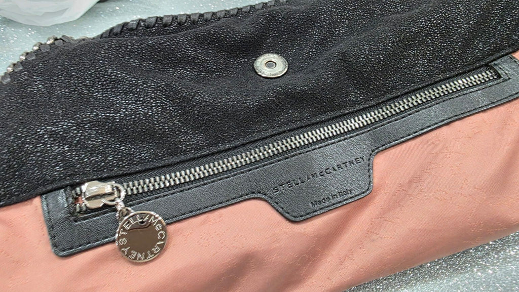 Interno rosa con tasca zip ed etichetta Stella McCartney Made in Italy