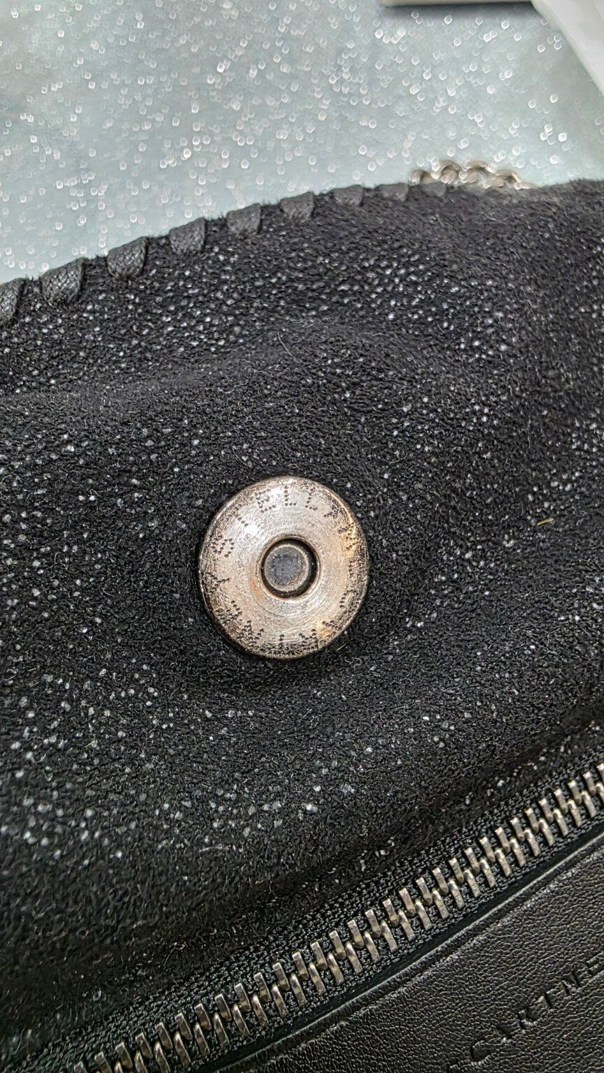 Dettaglio chiusura magnetica Stella McCartney