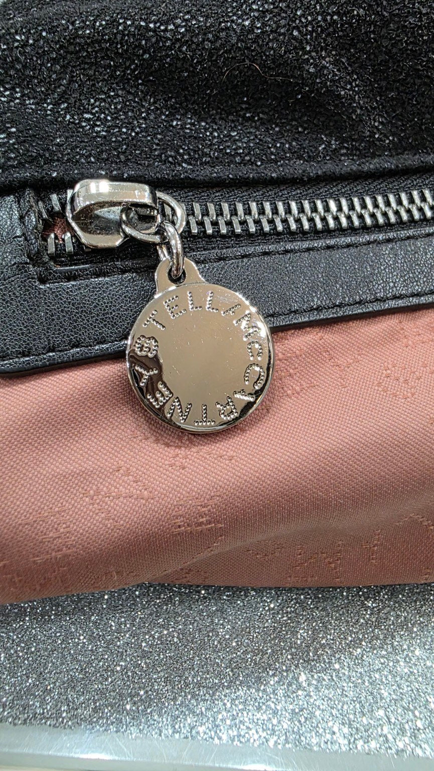 Dettaglio pendente logo e zip interna borsa Stella McCartney