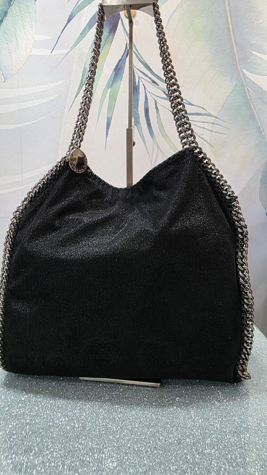 Borsa Stella McCartney Falabella nera con catena metallica vista frontale