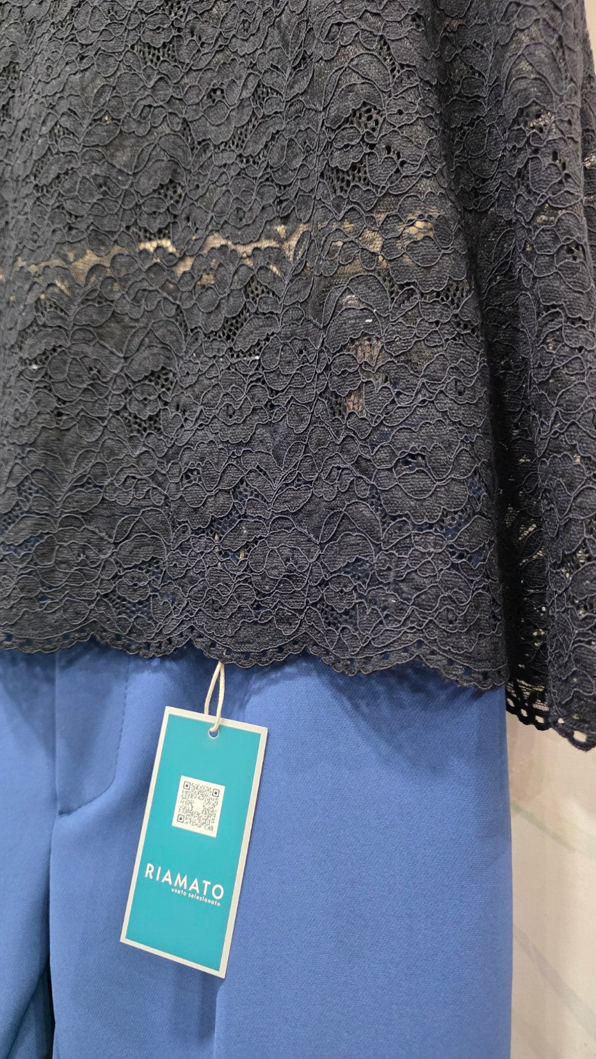Dettaglio del pizzo floreale e dell'orlo smerlato del top B.Ghet nero; pantaloni esclusi