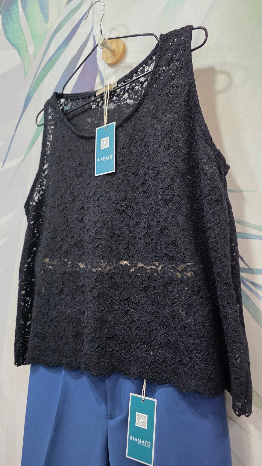 Top B.Ghet nero in pizzo floreale, vista laterale; pantaloni esclusi
