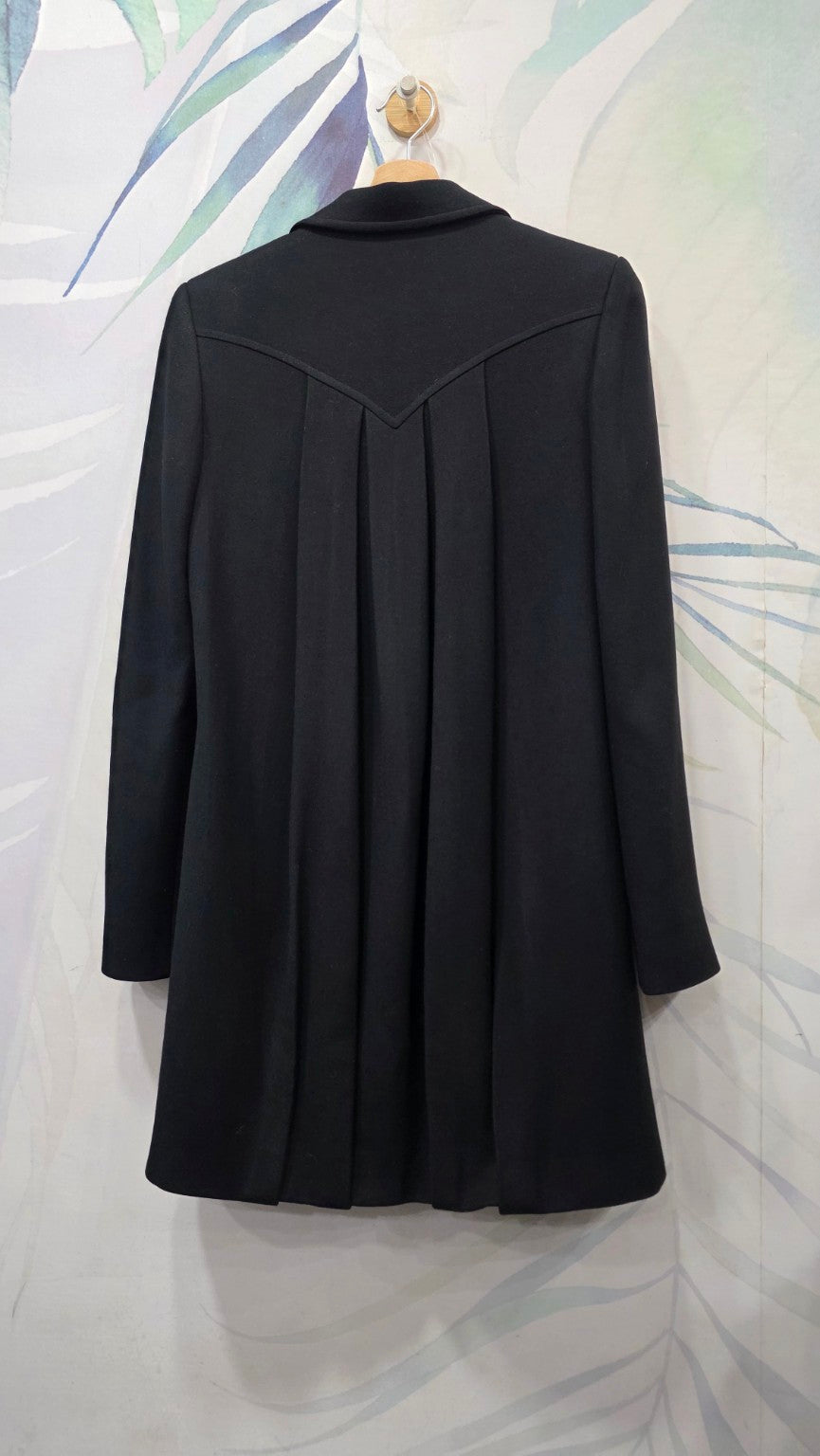 Cappotto Twin-Set nero, vista posteriore con pieghe