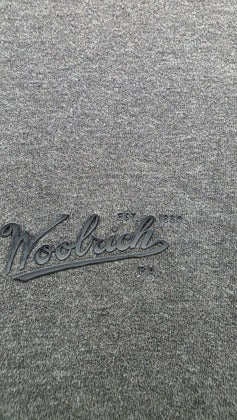 Logo Woolrich tono su tono sul petto