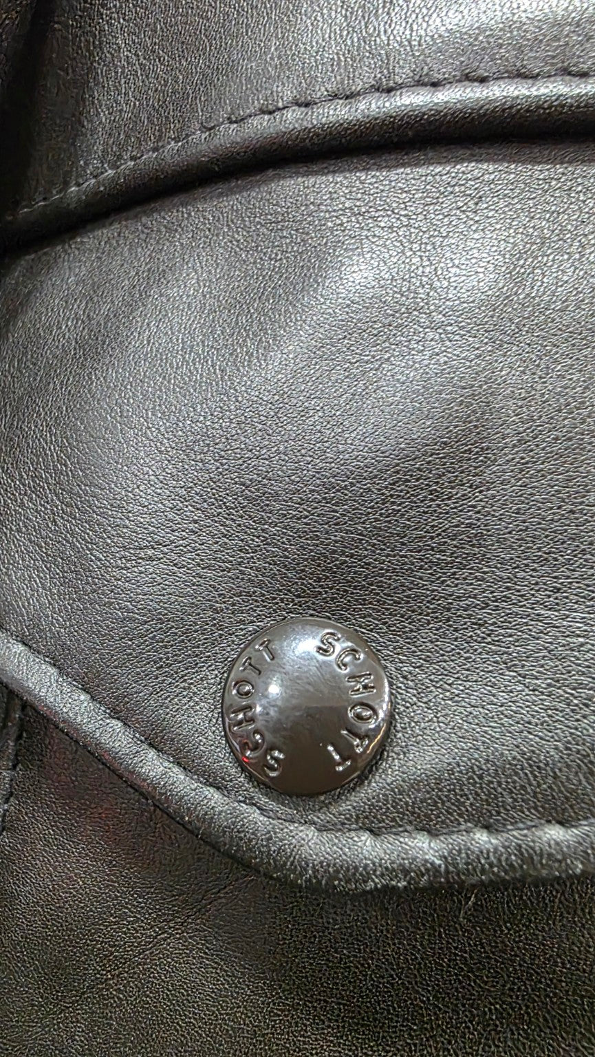 Dettaglio bottone inciso Schott